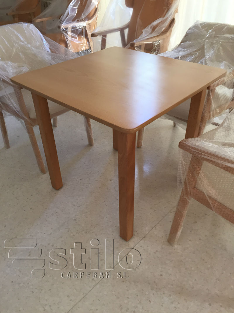 Mesa de geriatra que permite el paso de los brazos de las sillas de ruedas.Carpintera Ebanistera Carpeban Stilo en Salamanca, somos profesionales.